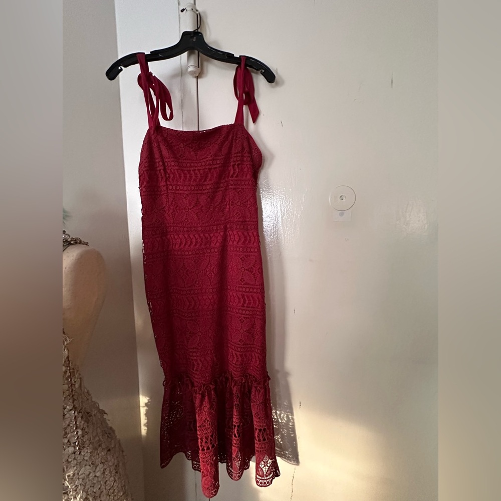 ALEXIA ADMOR LACE OVERLAY MIDI DRESS